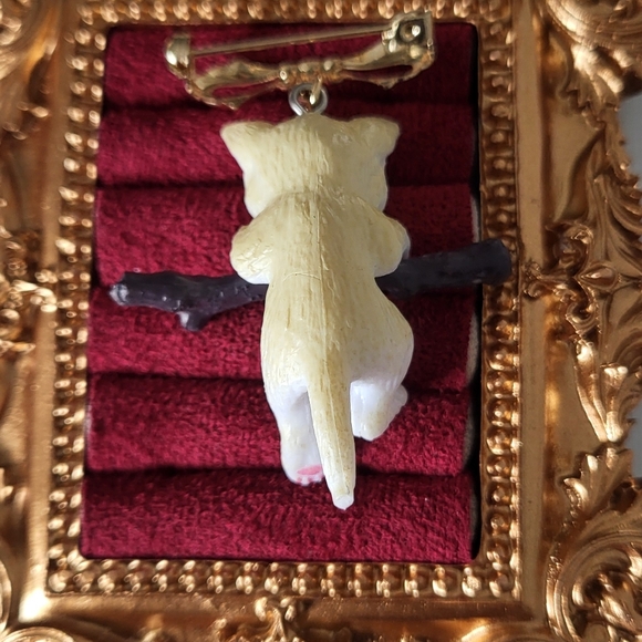 White Acrylic Kitty Brooch - Cute - Picture 2 of 2